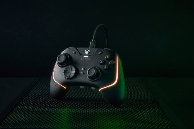 Schwarz Konsole FB2L160 Wolverine v2 Chroma Razer