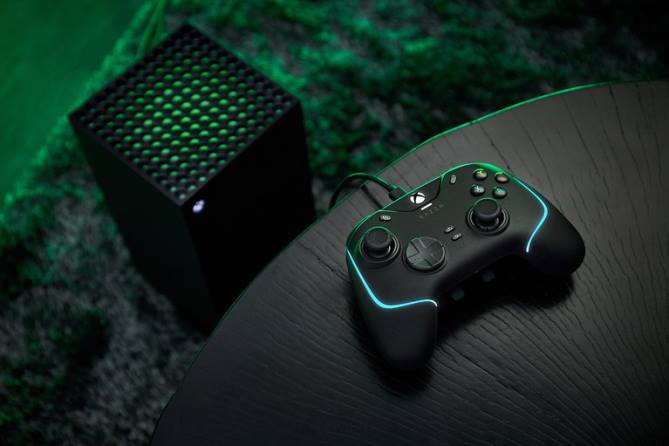 Schwarz Konsole FB2L160 Wolverine v2 Chroma Razer