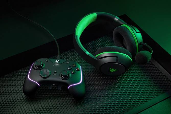 Schwarz Konsole FB2L160 Wolverine v2 Chroma Razer