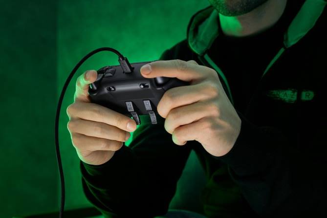 Schwarz Konsole FB2L160 Wolverine v2 Chroma Razer