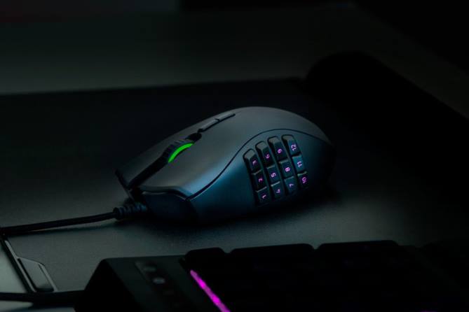 eine Farbe Mäuse FB2L48 Naga-Dreifaltigkeit Razer